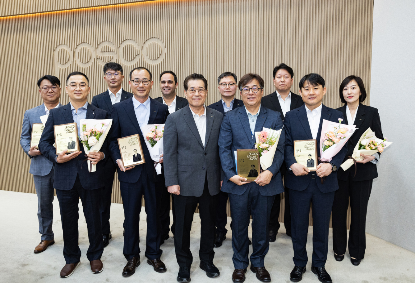 ▲ 2025년 포스코대상 수상자들이 기념촬영을 하고 있다. 왼쪽에서 두번째, 포스코PS테크 박정식 그룹장.